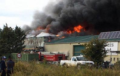 Imagen del incendio del desguace en Tafalla.