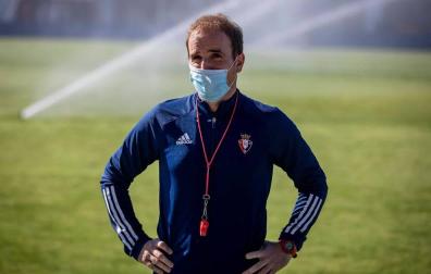 El entrenador de Osasuna, Jagoba Arrasate, con mascarilla en un entrenamiento en Tajonar