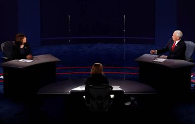 Pence y Harris chocan por la COVID-19 pese a las barreras de plexiglás