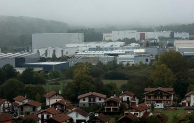 Panorámica parcial de Lekunberri, obtenida ayer desde la peña, con el polígono de fondo.