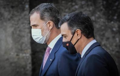 El rey Felipe VI y el presidente del Gobierno, Pedro Sánchez, durante la XXI Conferencia de Presidentes