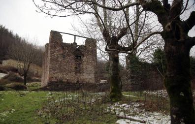 En una retrospectiva, la Torre de Ibero, del siglo XIV, antes de su restuaración en el límite con Goizueta.