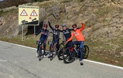 Carapaz, con parte de sus compañeros, este sábado en San Miguel.