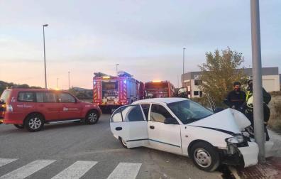 Estado en el que quedó el vehículo tras chocar contra la farola.