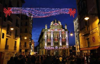 Pamplona estrenó el día de San Saturnino la nueva iluminación navideña con colores sanfermineros