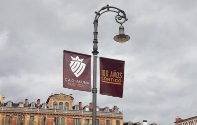 Pamplona amanece engalanada con banderolas de Osasuna