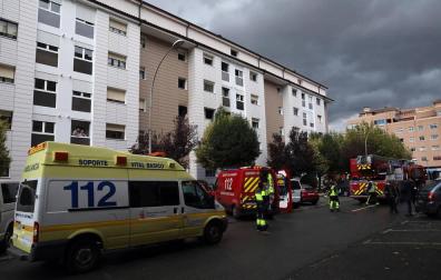 Dos heridos leves y un edificio desalojado por un incendio en Barañáin