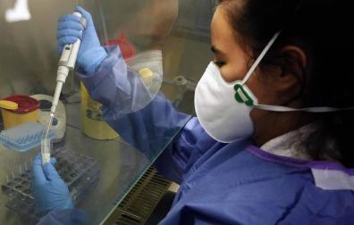 Fotos que muestran cómo se trabaja en el laboratorio del pabellón L del Complejo Hospitalario de Navarra donde se analizan las PCR