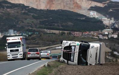 El vendaval tumba 4 camiones
