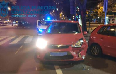 Da positivo en alcohol tras chocar contra tres coches aparcados en Pamplona
