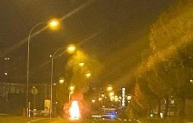 Arde un vehículo con bombonas de butano en su interior en la avenida Cataluña