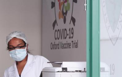 Una técnico en un laboratorio de la universidad de Sao Paulo, donde se están haciendo ensayos de la vacuna de Oxford.