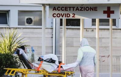Una paciente hace la señal de la victoria a la entrada del hospital Gemelli, en Roma.