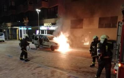 Arde un vehículo en la calle Pablo Sarasate de Tudela