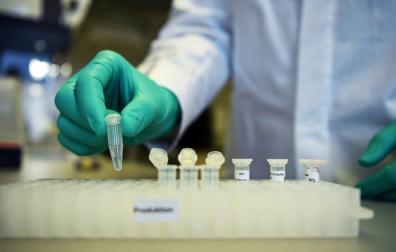 Un empleado de la compañía alemana CureVac, durante la investigación de la vacuna del coronavirus.