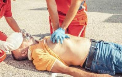 Una mujer salva a un hombre en parada cardiorespiratoria en una tienda en Pamplona