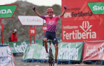 Carthy graba su nombre en el Angliru y Carapaz recupera el rojo
