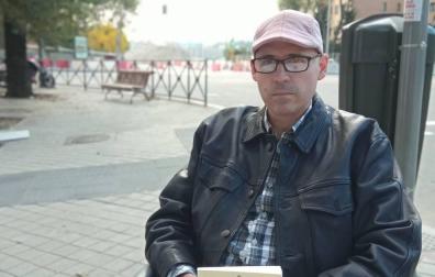 Sergio Amadoz, con su libro en Madrid. Al fondo de la foto estaba el Calderón, escenario de la final de Copa.