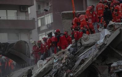 Rescatan a dos menores en Esmirna tras 65 horas bajo escombros del terremoto