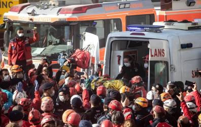 Rescatan a una niña tras 4 días bajo los escombros del terremoto en Turquía