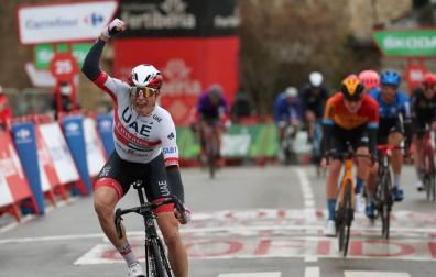 El belga Jasper Philipsen gana al esprint la jornada maratón