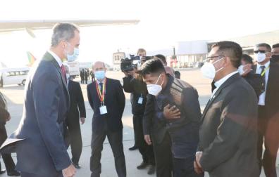 El presidente de la Cámara de los Diputados de Bolivia, Andrónico Rodríguez, se inclina ante el Rey Felipe VI en el aeropuerto de La Paz.
