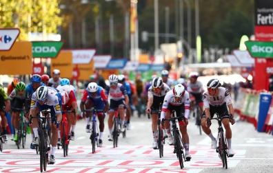 Roglic logra su segunda Vuelta consecutiva, último esprint para Ackermann
