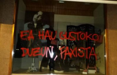 Atacan de madrugada la tienda de ropa de la familia de Abascal en Amurrio