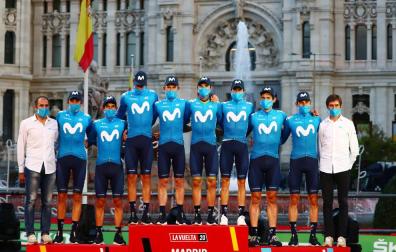 El Movistar Team, en el podio de la Vuelta a España como ganador por equipos.