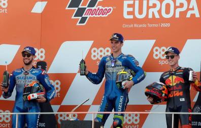 Joan Mir, -centro- (Suzuki GSX RR), Alex Rins, -izquierda- (Suzuki GSX RR) y Pol Espargaró -derecha- (KTM RC 16), en el podio.