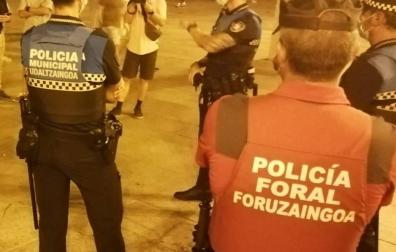 Patrullaje conjunto de Policía Foral y Policía Municipal de Pamplona.