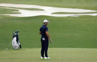 ¡Increíble golpe de Jon Rahm! La bola "camina" sobre las aguas antes de entrar en el hoyo