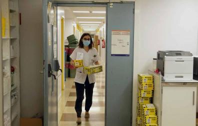 Fotos que muestran cómo se trabaja en el laboratorio del pabellón L del Complejo Hospitalario de Navarra donde se analizan las PCR
