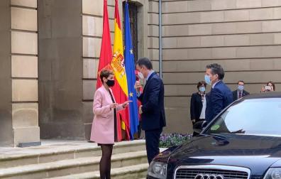 Chivite estrena puesta en escena en el Palacio de Navarra para recibir a Sánchez