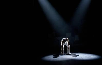 Imagen de un actor de teatro interpretando una pieza sobre el escenario