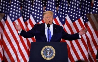 Trump se autoproclama vencedor pese a que el recuento continúa en EE UU