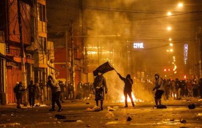 Dos fallecidos y decenas de heridos por la represión policial en Perú