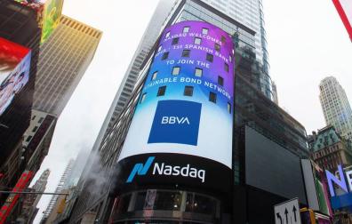 Logo de BBVA en las pantallas gigantes de la Torre Nasdaq en Times Square (Nueva York).