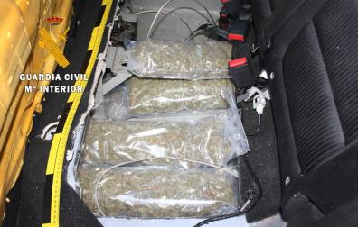 Interceptado un vehículo en la N-121-A con 35 kilogramos de marihuana