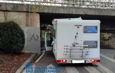 La autocaravana, encajada en la carretera al Cementerio.