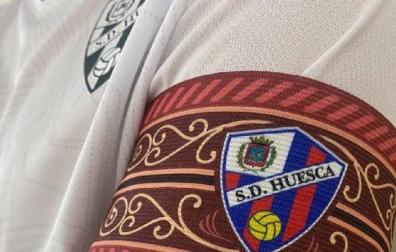 El emotivo diseño del brazalete del Huesca para su partido ante Osasuna