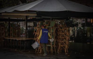Sanidad notifica 25.886 casos y la incidencia baja de 400 por primera vez en un mes