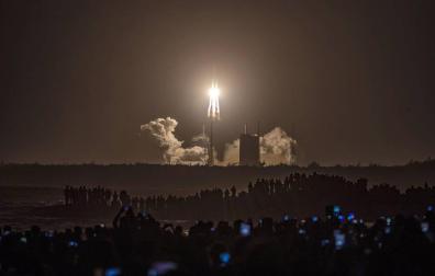 China lanza con éxito una sonda a la Luna para recolectar muestras