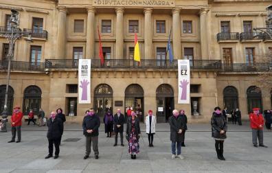 El Gobierno de Navarra, el Parlamento foral, la Delegación del Gobierno en Navarra y el Ayuntamiento de Pamplona han organizado este martes diversos actos para conmemorar el Día Internacional de la Eliminación de la Violencia contra la Mujer.