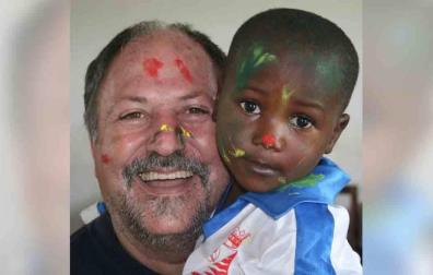 José Luis Garayoa, junto a un niño.