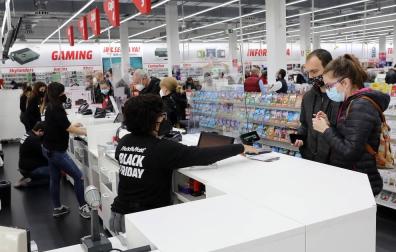 Imágenes de clientes en el centro comercial La Morea en el Polígono Cordovilla el viernes 27.