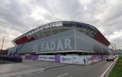 EL ROJO, EN SUR Y LATERAL. La chapa roja va adueñándose del aspecto exterior de El Sadar.