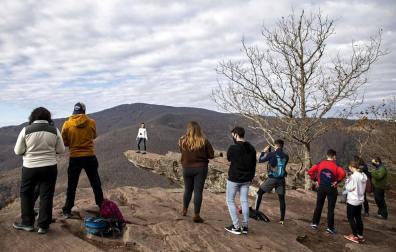 El recurso a los espacios naturales como vía de escape en el año del coronavirus ha llevado a abarrotar algunos puntos de Navarra