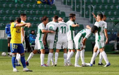 El Elche resiste en inferioridad a un Cádiz sin pólvora