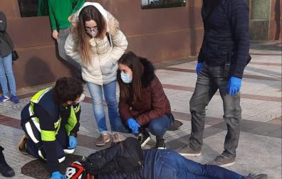 El patinador, atendido sobre la acera en Pamplona.